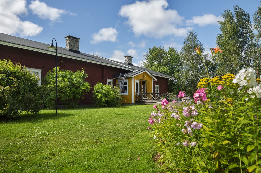 Kontiolahden kotiseutukeskuksen päärakennus kesällä.