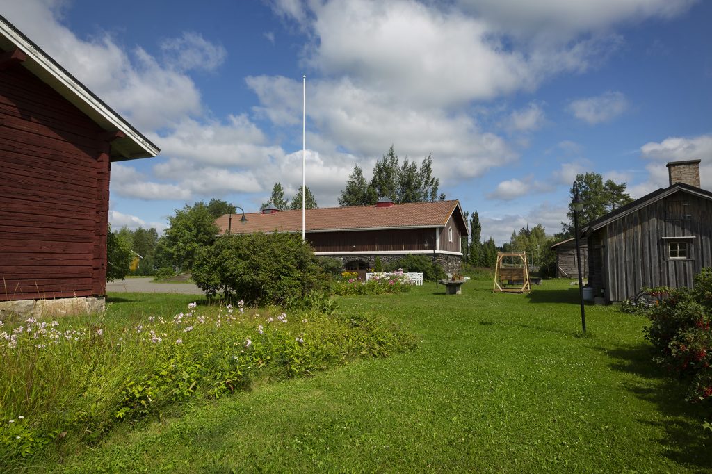 Kontiolahden kotiseutukeskuksen pihapiiriä kesällä.