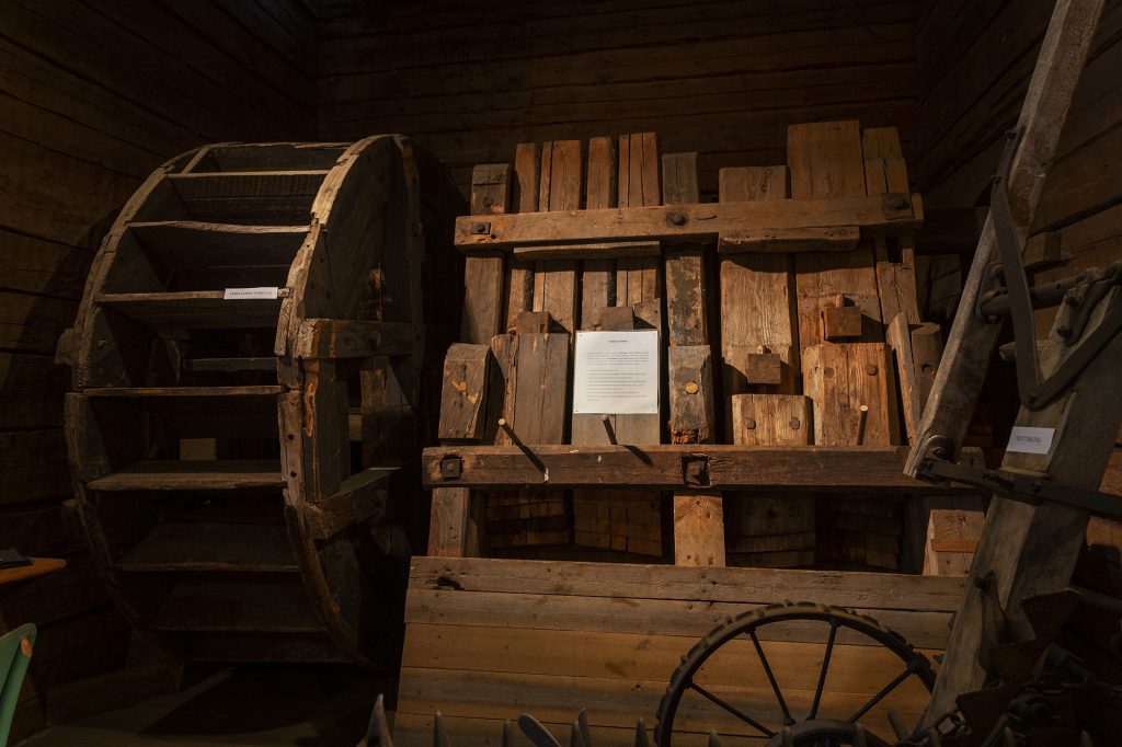 Vanha, kankaan vanutukseen käytetty sarkatamppi Kontiolahden Kotiseutumuseossa.