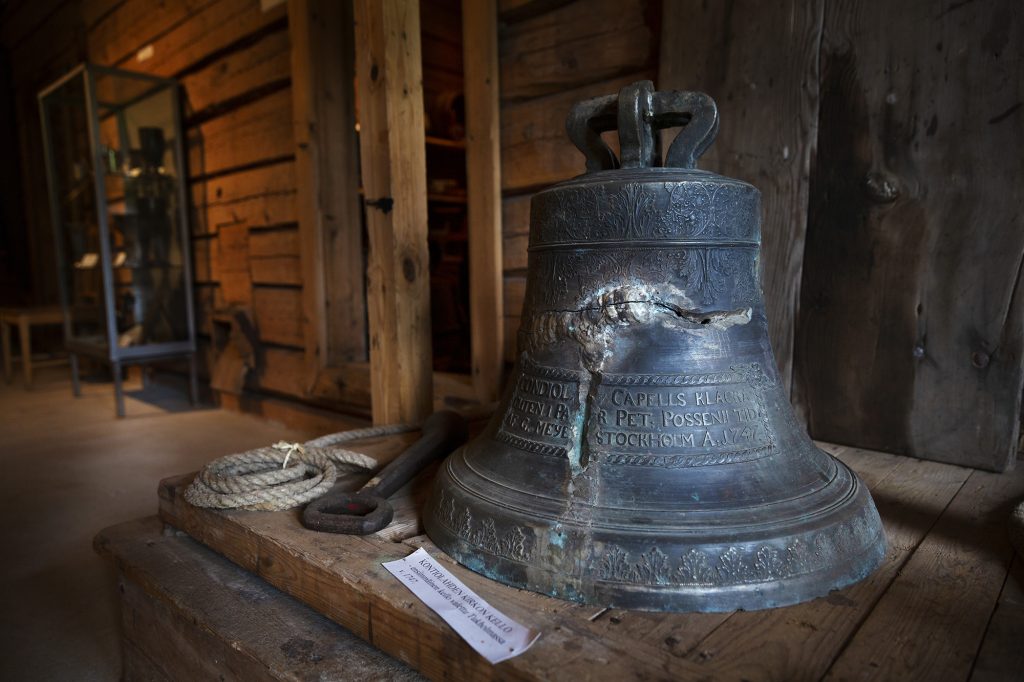 Vanha kirkonkello Kontiolahden Kotiseutumuseossa.