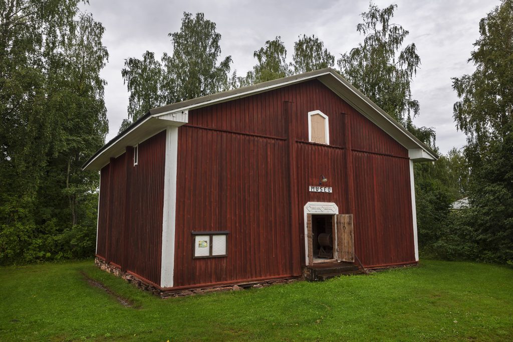 Kontiolahden Kotiseutumuseon rakennus ulkoapäin kesällä.