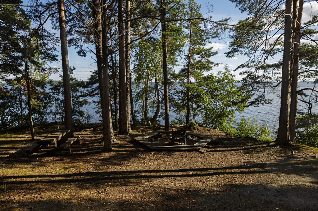 Nuotiopaikka Jouhtenisen saaressa kesäiltana.