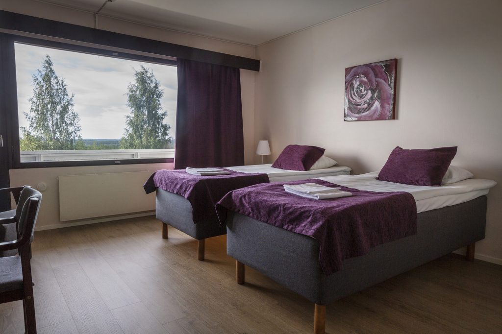 Hotel Julie, kaksi erillistä sänkyä majoitushuoneessa.
