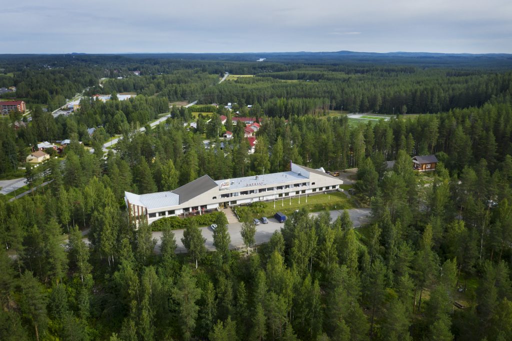 Hotel Julie ilmasta kuvattuna kesällä.
