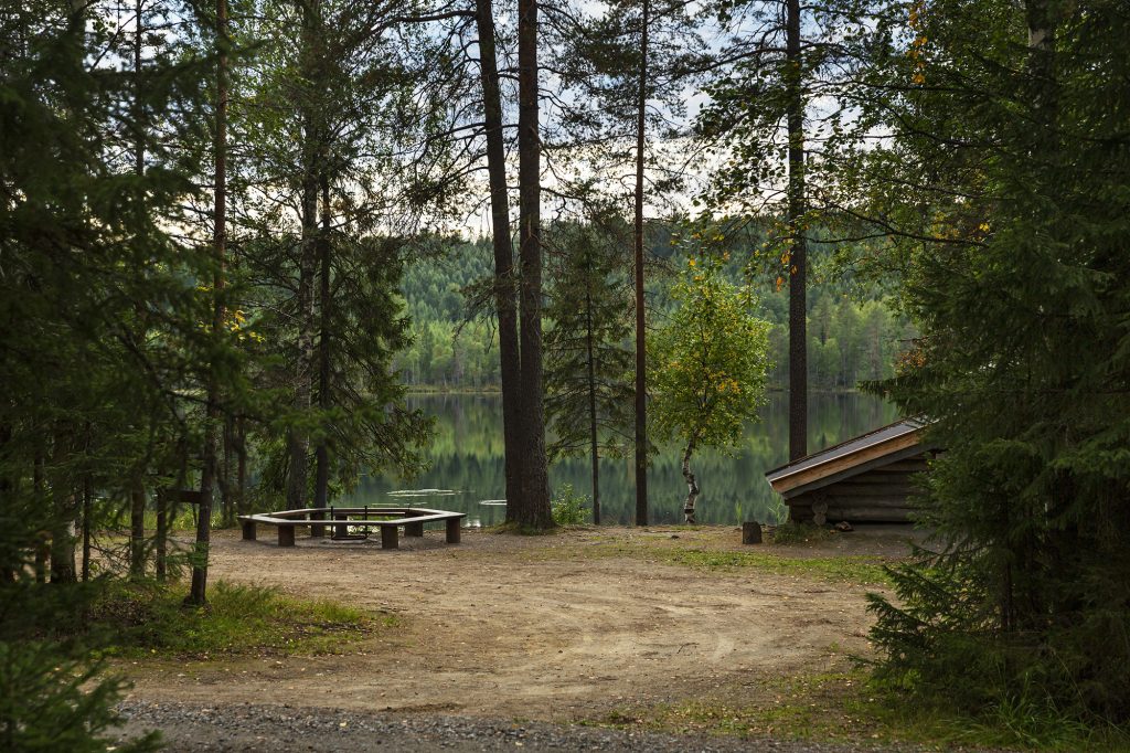 Urkkalammin laavu ja tulipaikka alkusyksyn iltana lammen rannalla Kontiolahdella.