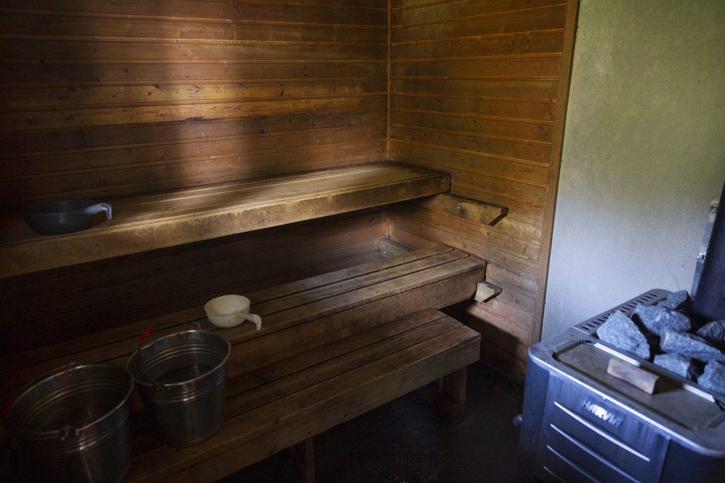 Heräjärven vaellusreitin varrella sijäitseva maksuton sauna sisältä.
