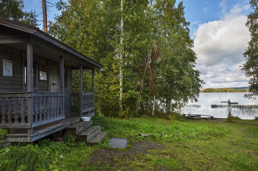 Heräjärven vaellusreitin varrella sijäitseva maksuton sauna järven rannassa.