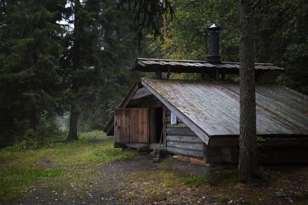 Laavu iltahämärässä Hautajärvellä, Kontiolahdella.