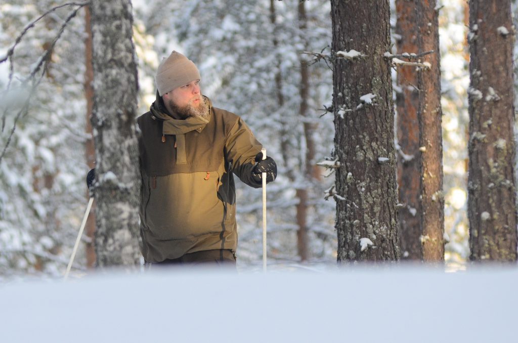 Eräopas hiihtämässä