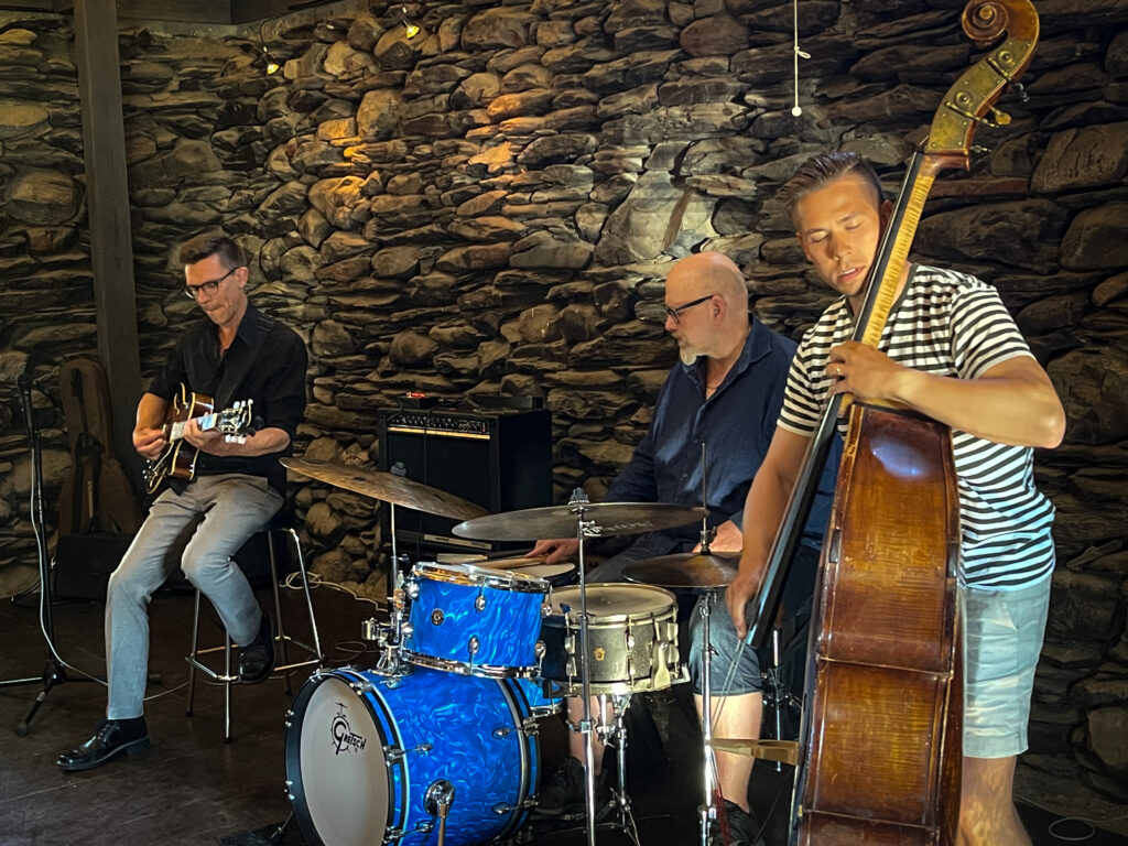 Mathias Sandberg Trio konsertoi Kontiolahden Kotiseutukeskuksessa kesäkuussa 2022.