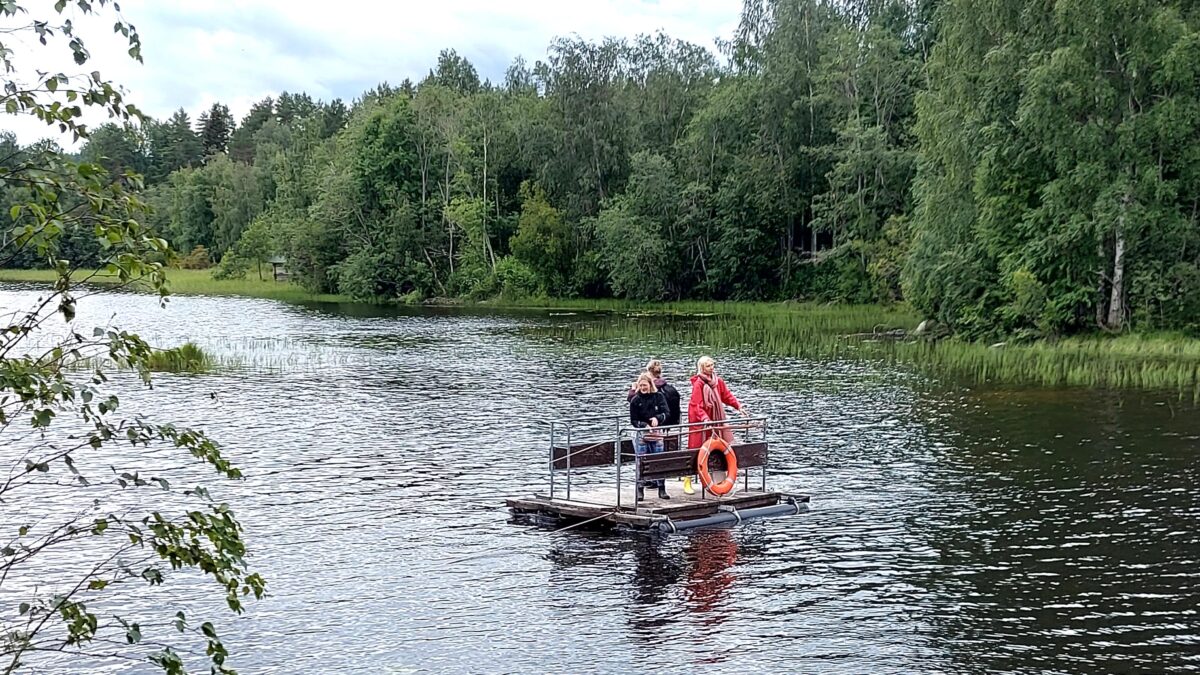 Kiviniemessä voi tutustua taiteilijaan vaelluksen keskellä