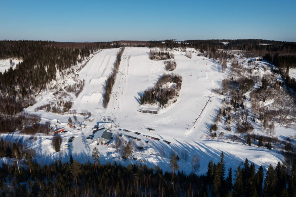Maisemakuva Mustavaaran rinteestä.