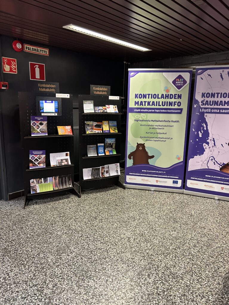 Kontiolahden MatkailuInfokokonaisuus Muistojen Raja -museon aulassa.