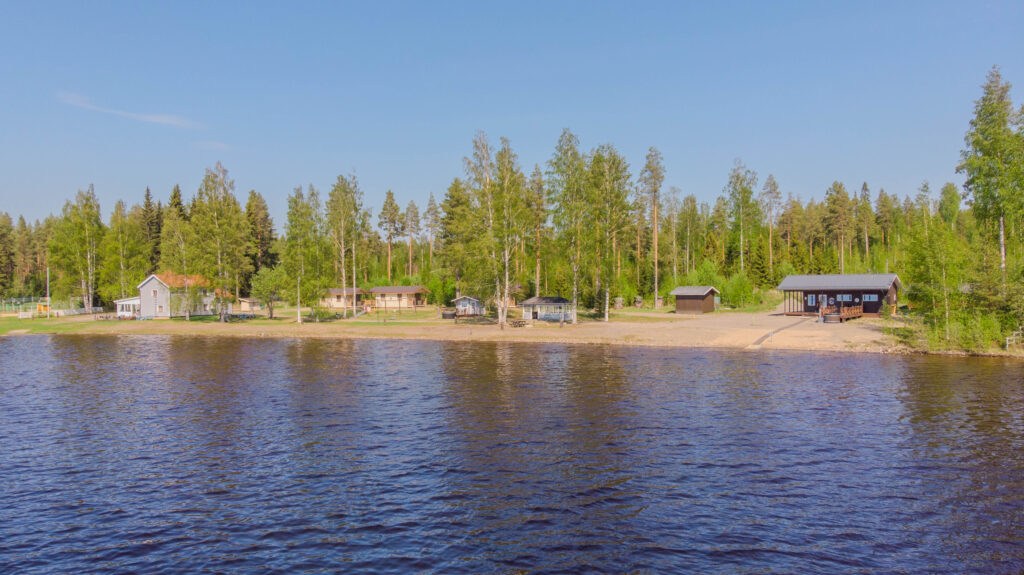 Kesäinen maisemakuva Höytiäisen Helmeen järveltä päin.