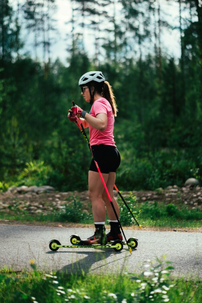 Sonja Leinamo rullahiihtosuksilla.