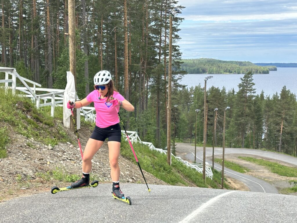 Sonja nousee Kontiolahden ah-stadionin seinänousua.