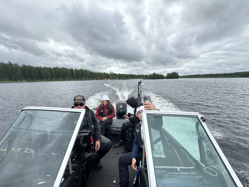 kolme kalastajaa veneessä