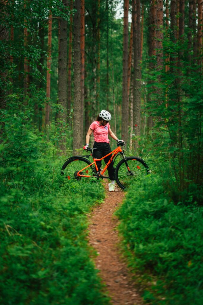 Sonja ja maastopyörä metsäpolulla 
