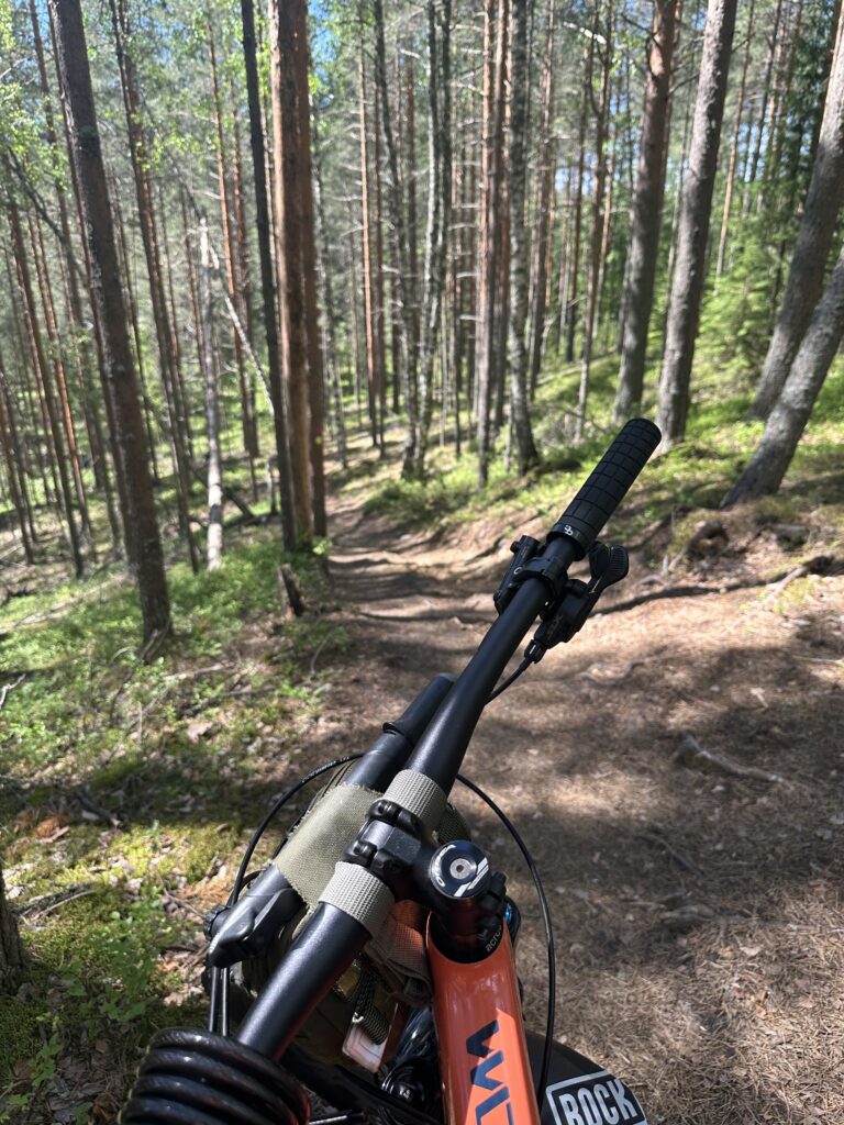 Point of view maastopyörän selästä Kontionpoluilla.